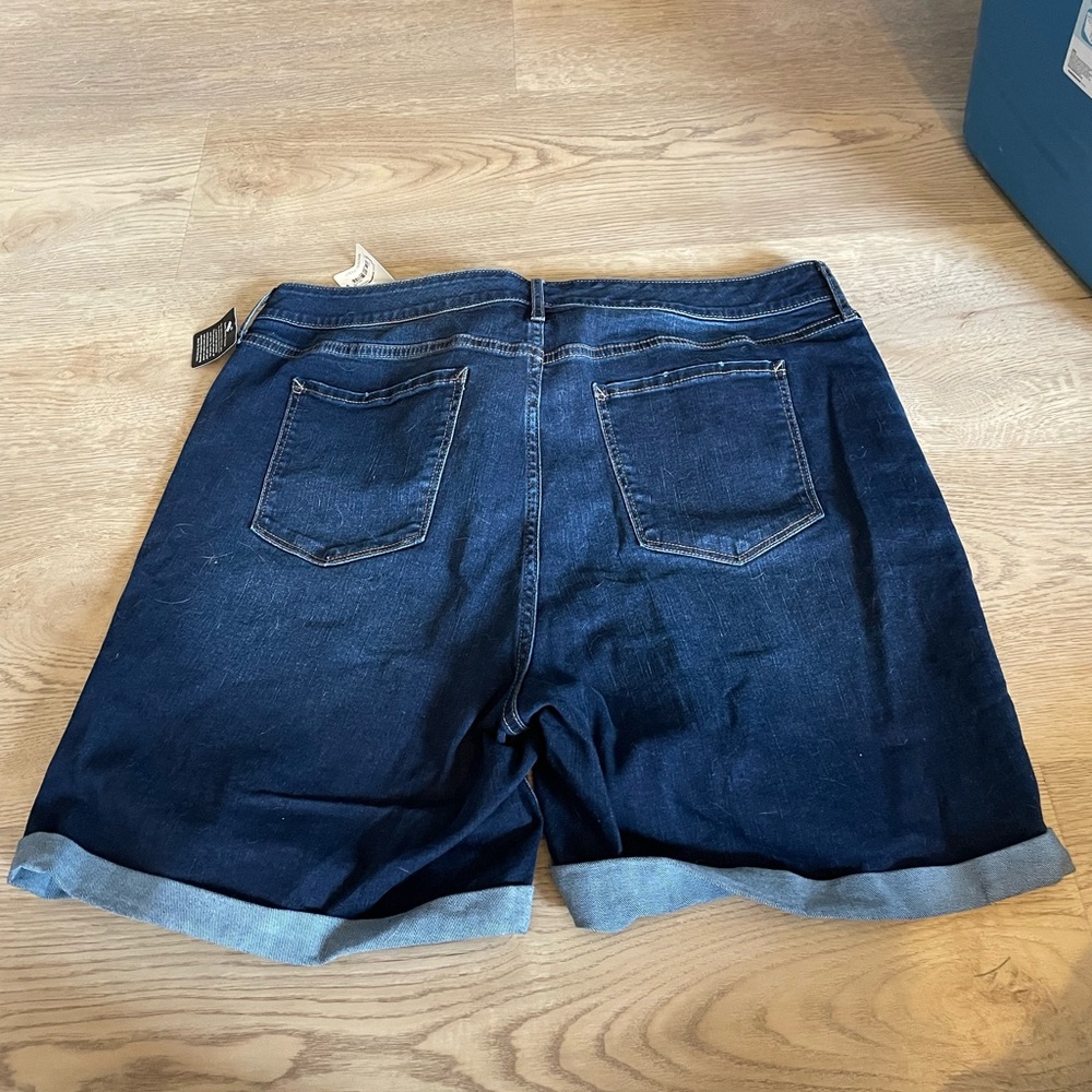 20W NWT Bermuda shorts